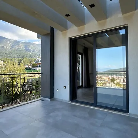 Dag Ve Sehir Manzarali Fethiye